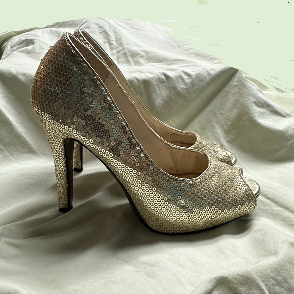 Cute gold heels size 6.5